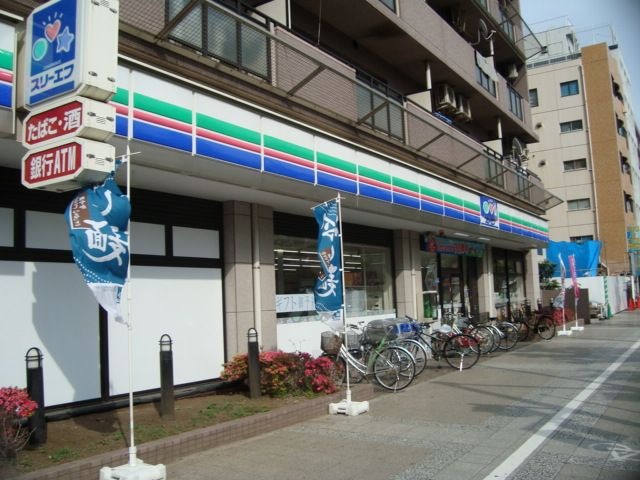 写真：スリーエフ(コンビニ)