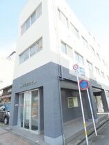 プリンス岸本ビルの外観