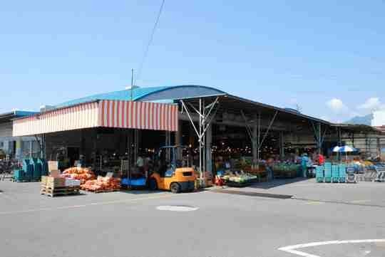 やおふく秋和店駐車場