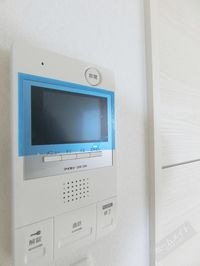 カラーモニターホンで来訪者を確認できます♪