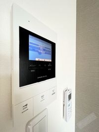 カラーモニターホンで来訪者を確認できます♪