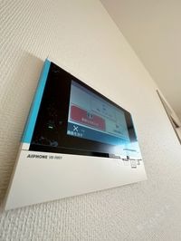 カラーモニターホンで来訪者を確認できます♪