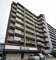コゥジィーコート駅前通りの外観