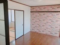 居間にはアクセントクロスをはっています。