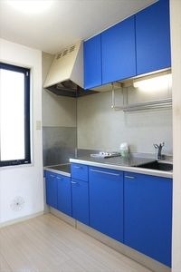 鮮やかなブルーが目を引きます♪あると便利な水切りラック付き