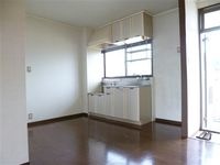 キッチンへは窓があり、明るく・換気も出来、風も通ります♪