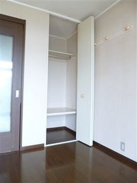 洋室(6帖)の収納♪ハンガーパイプ付いています♪