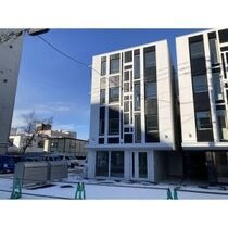 メニーズコート創成タウン C棟の外観