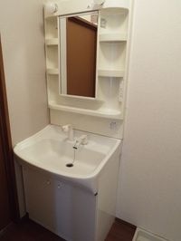 ゆったりとスペースのある洗面所