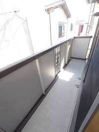 暖かな日差しのふりそそぐバルコニー