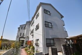 私市ロイヤルマンションの外観