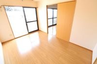 収納前から見た洋室6帖