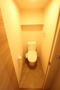 トイレ　温水洗浄暖房便座　上部に棚あり