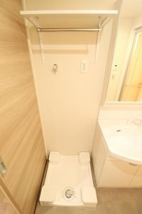 洗面脱衣所　洗濯機置き場上部に棚あり