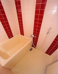 ★赤いタイルが目を引く可愛らしいゆったりお風呂★