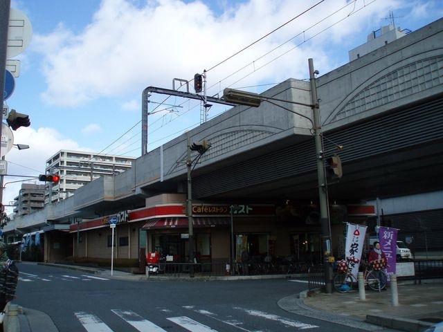 ガスト 阪急岡町駅前店