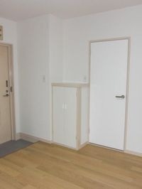 下駄箱の周りを塗装しました。