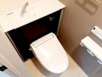 落ち着いた色調のトイレです