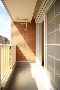 開放的で明るい空間を演出してくれるバルコニーです