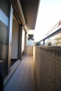開放的で明るい空間を演出してくれるバルコニーです