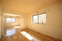 落ち着いた色調の寝室です