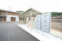 駐輪場と宅配ボックスです