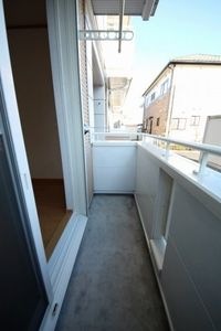 暖かな日差しのふりそそぐバルコニー