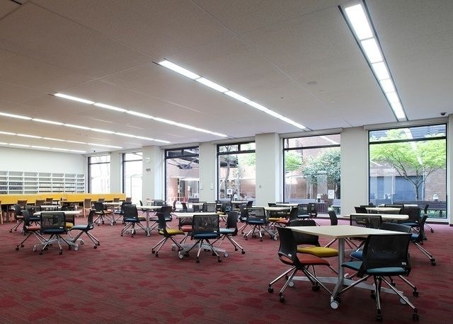写真：大阪経済大学図書館
