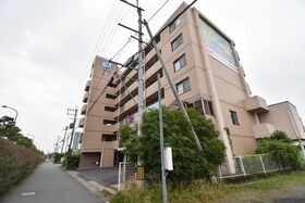 オウミ住宅ビルの外観