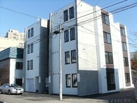 ティラ学園前の外観