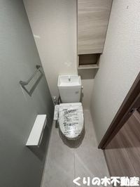 落ち着いた色調のトイレです