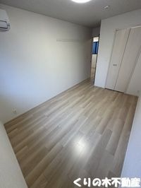 落ち着いた色調の寝室です