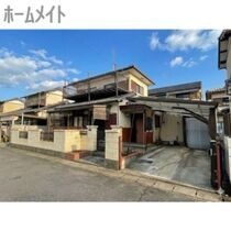 日向のガーデンと緑のVillaの外観