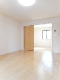 明るい色調の室内です