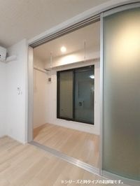 明るい色調の室内です