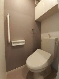 落ち着いた色調のトイレです