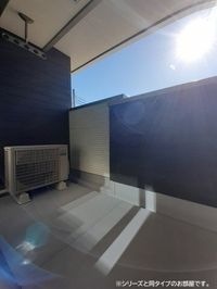 暖かな日差しのふりそそぐバルコニー