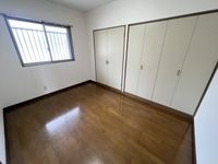 小窓が付いていて明るいお部屋です