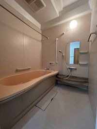 広めの浴槽が付いた綺麗なお風呂です