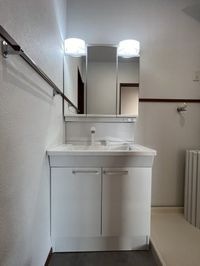 新品の独立洗面台付き