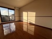 フローリングの綺麗な洋室です