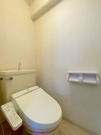 落ち着いた色調のトイレです