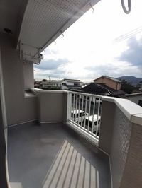 暖かな日差しのふりそそぐバルコニー