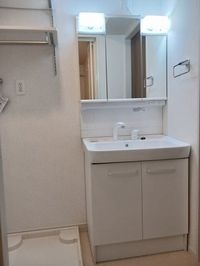 明るい洗面所です