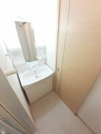 ゆったりとスペースのある洗面所