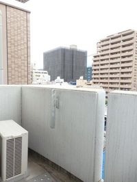 暖かな日差しのふりそそぐバルコニー