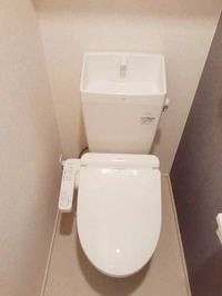 落ち着いた色調のトイレです
