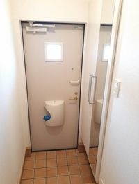 毎日通る玄関はこちらです