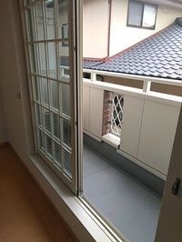 暖かな日差しのふりそそぐバルコニー