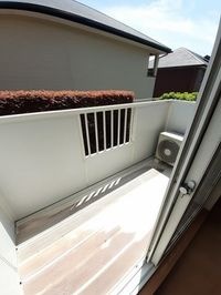 暖かな日差しのふりそそぐバルコニー